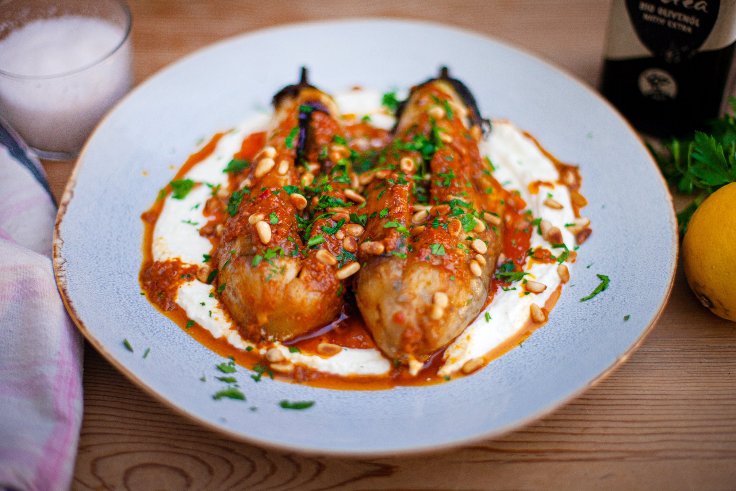 Gebackene Aubergine mit Feta und Harissa Öl