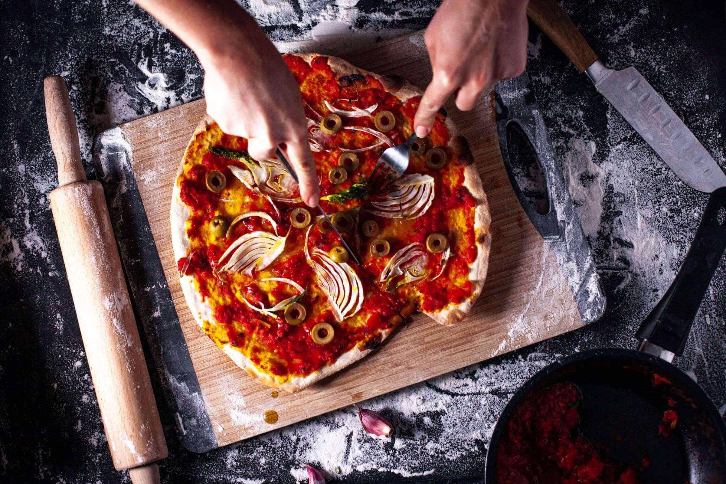 Fenchel Pizza mit Oliven (vegan)