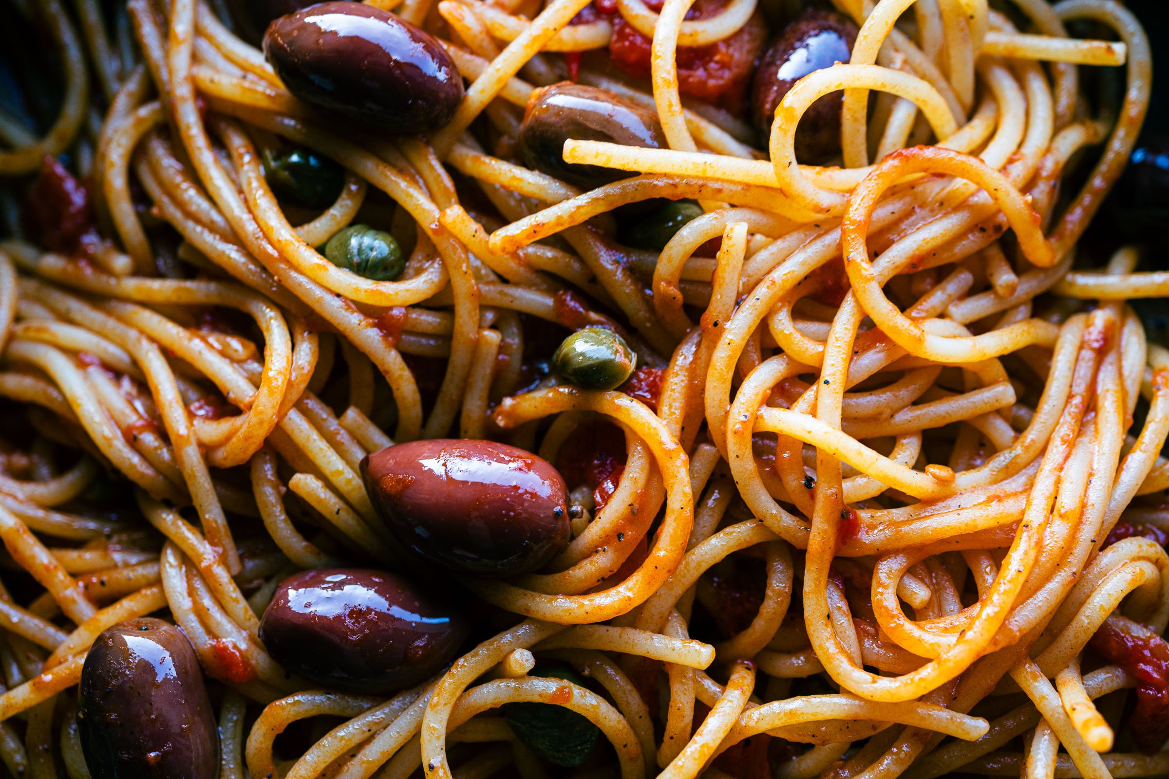 Rezept: Spaghetti alla Puttanesca mit Sardellenfilets, Kalamata Oliven, Kapern, San Marzano Tomaten, Knoblauch