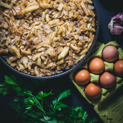 Zubereitung des Auberginen Kuku nach Yotam Ottolenghi