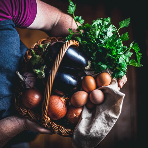 Zutaten des Auberginen Kuku nach Yotam Ottolenghi