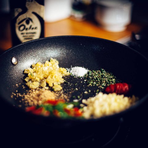 Vegane Butterbohnen mit eingelegter Zitrone, Chili und Kräuteröl