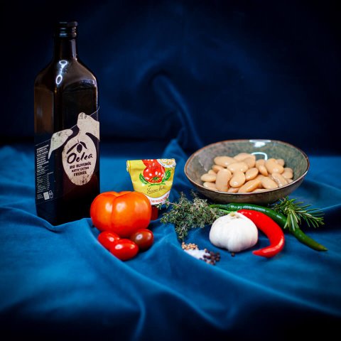 Vegane Butterbohnen mit eingelegter Zitrone, Chili und Kräuteröl