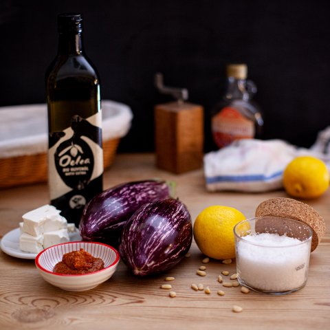 Gebackene Aubergine mit Feta und Harissa Öl