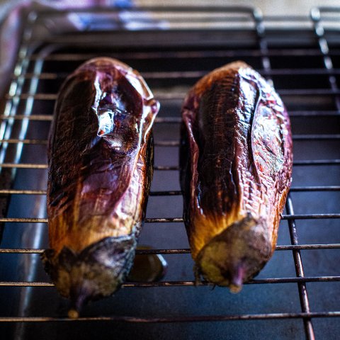 Gebackene Aubergine mit Feta und Harissa Öl
