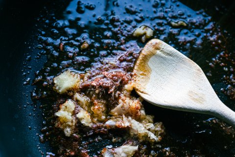 Zubereitung: Spaghetti alla Puttanesca mit Sardellenfilets, Kalamata Oliven, Kapern, San Marzano Tomaten, Knoblauch