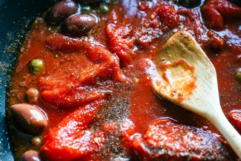 Zutaten: Spaghetti alla Puttanesca mit Sardellenfilets, Kalamata Oliven, Kapern, San Marzano Tomaten, Knoblauch