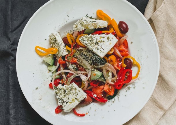 Rezept: Griechischer Hirtensalat mit Olivenöl und Zitrone